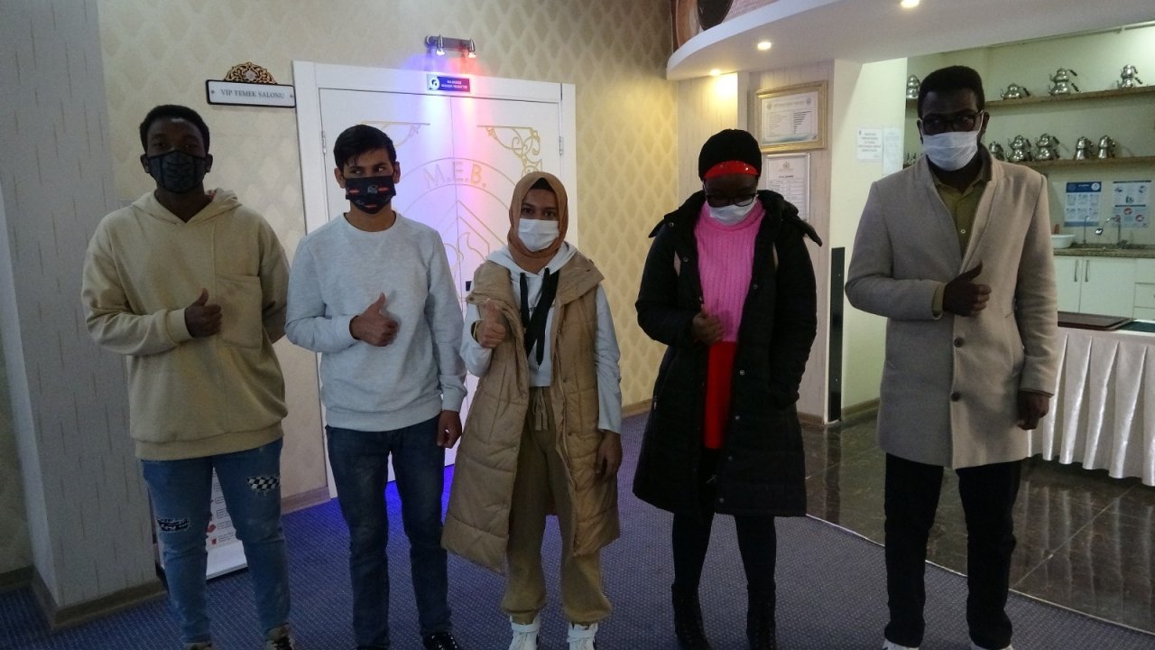 Dünya’nın Dört Bir Yanından Sivas’a Geldiler Her Şeye Alıştı, Soğuğa Alışamadılar