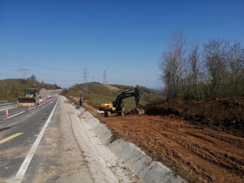 Heyelanın Meydana Geldiği Yolda Çalışmalar Sürüyor