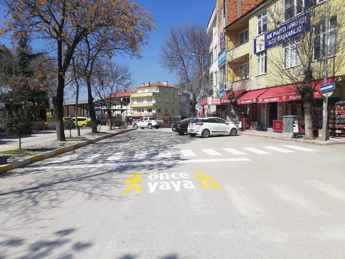 İ̇vrindi’de Yaya Ve Okul Geçitleri Boyandı