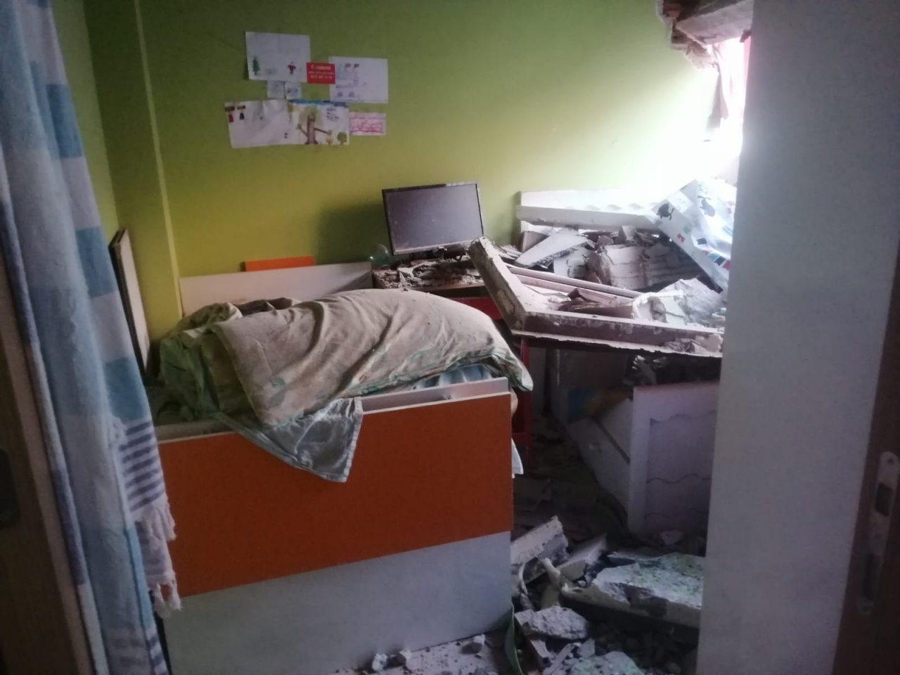 Yıkım Esnasında Çöken Ağır Hasarlı Bina, Başka Binaya Hasar Verdi