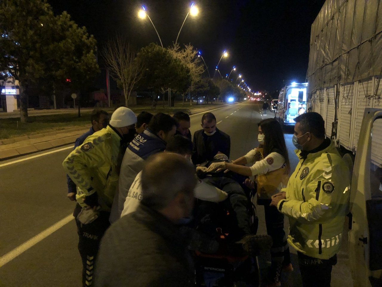 Ticari Araç Park Halindeki Kamyona Çarptı: 2 Yaralı