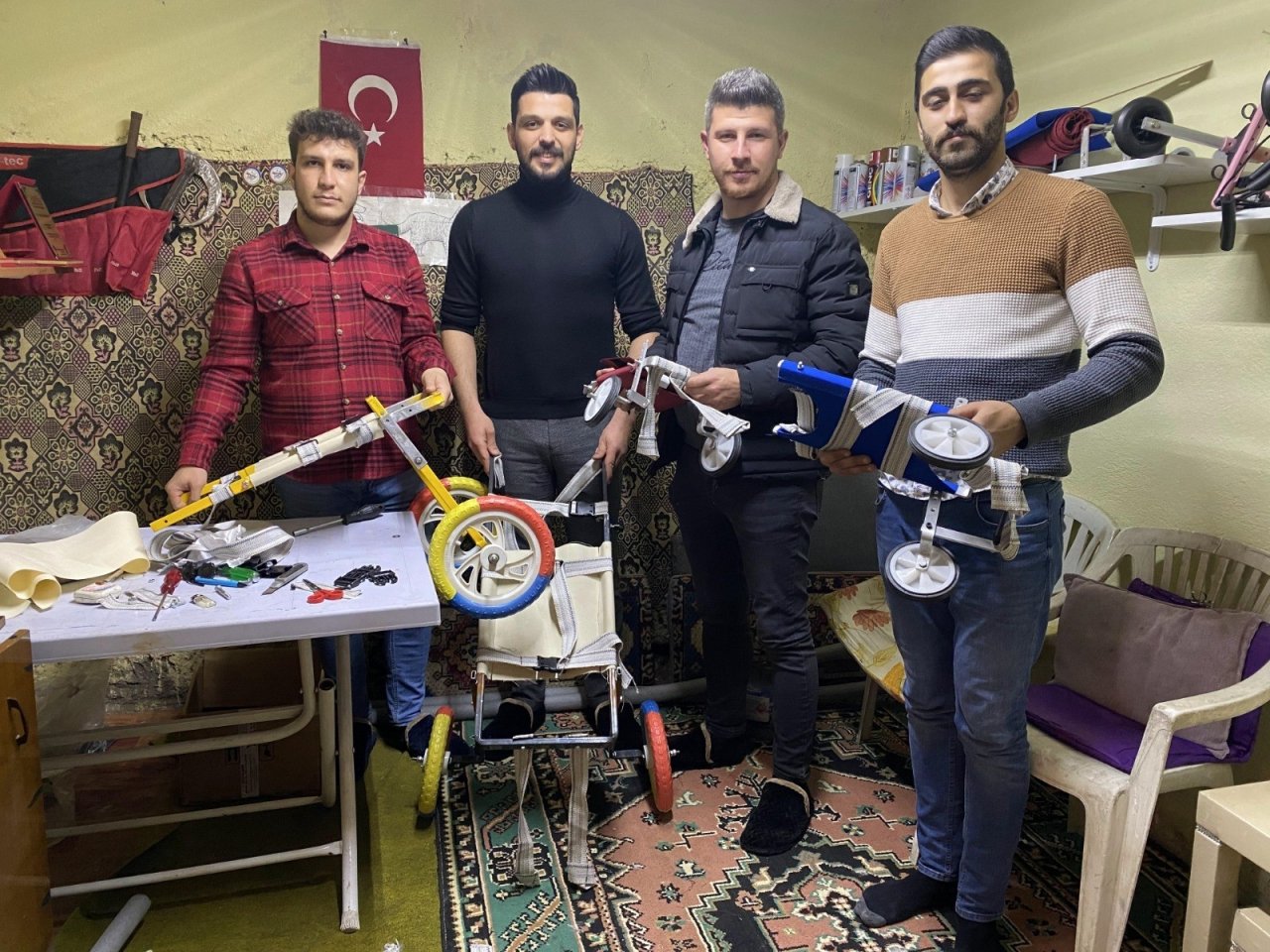 Gençlerin Elleriyle Yaptığı Yürüteçler 15 Engelli Hayvanı Hayata Bağladı