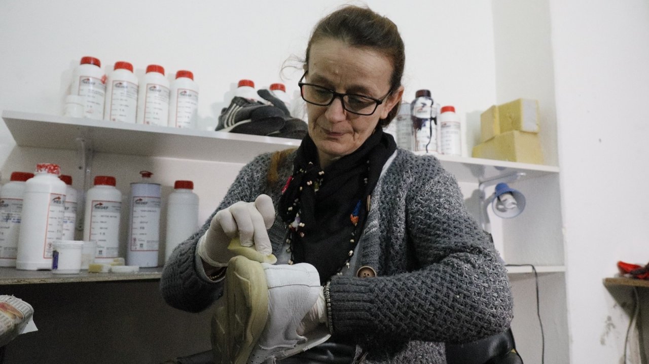 Eskiyen Ayakkabı Ve Çantalar Yenilemek İçin Diş Teknisyenliğini Bıraktı