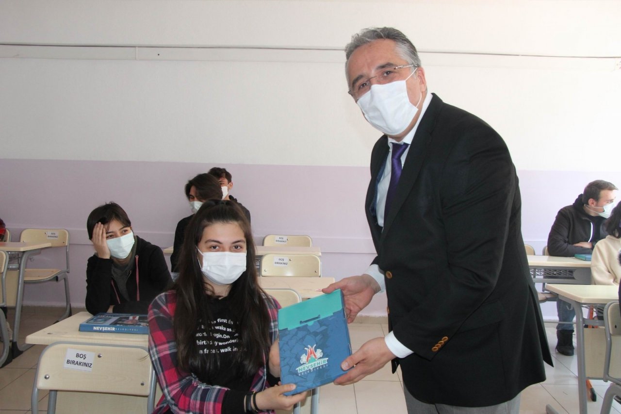 Belediye Başkanı Savran, Mezun Olduğu Okulda Öğrencilere Deneme Sınav Seti Dağıttı