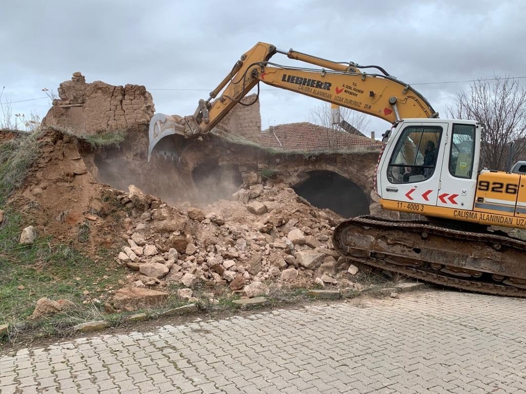 Nevşehir’de Metruk Binalar Yıkılıyor