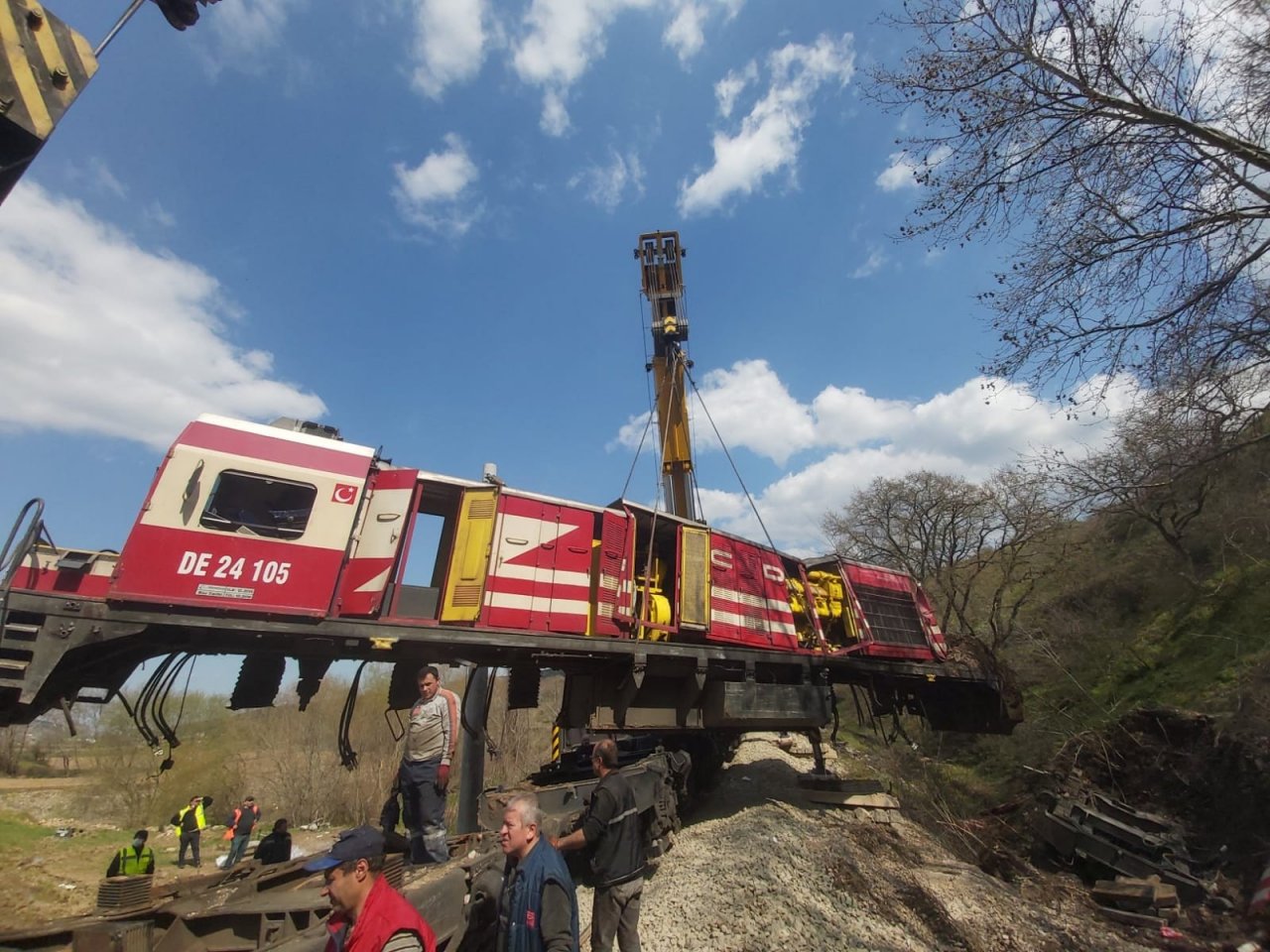 Susurluk’ta Meydana Gelen Tren Kazasında Devrilen Lokomotifler Kaldırıldı