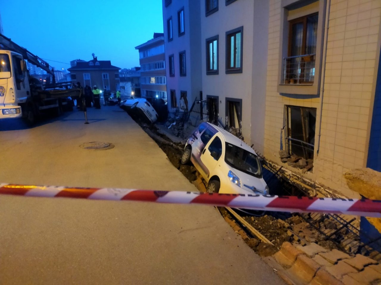 Ümraniye’de İstinat Duvarı Çöktü, 4 Araç Yuvarlandı