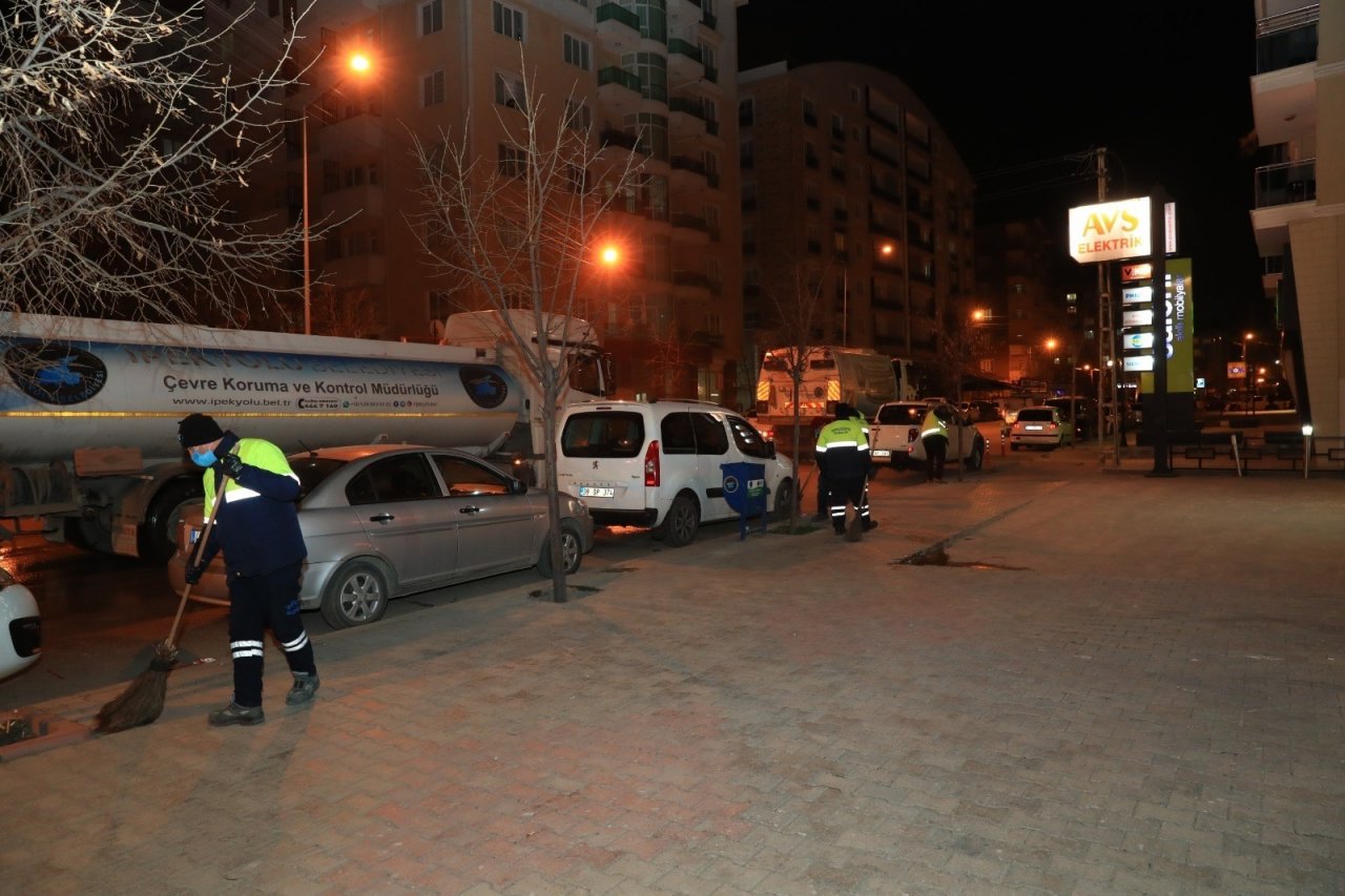 İ̇pekyolu Belediyesinden Gece Temizliği: 3 Ton Çöp Toplandı