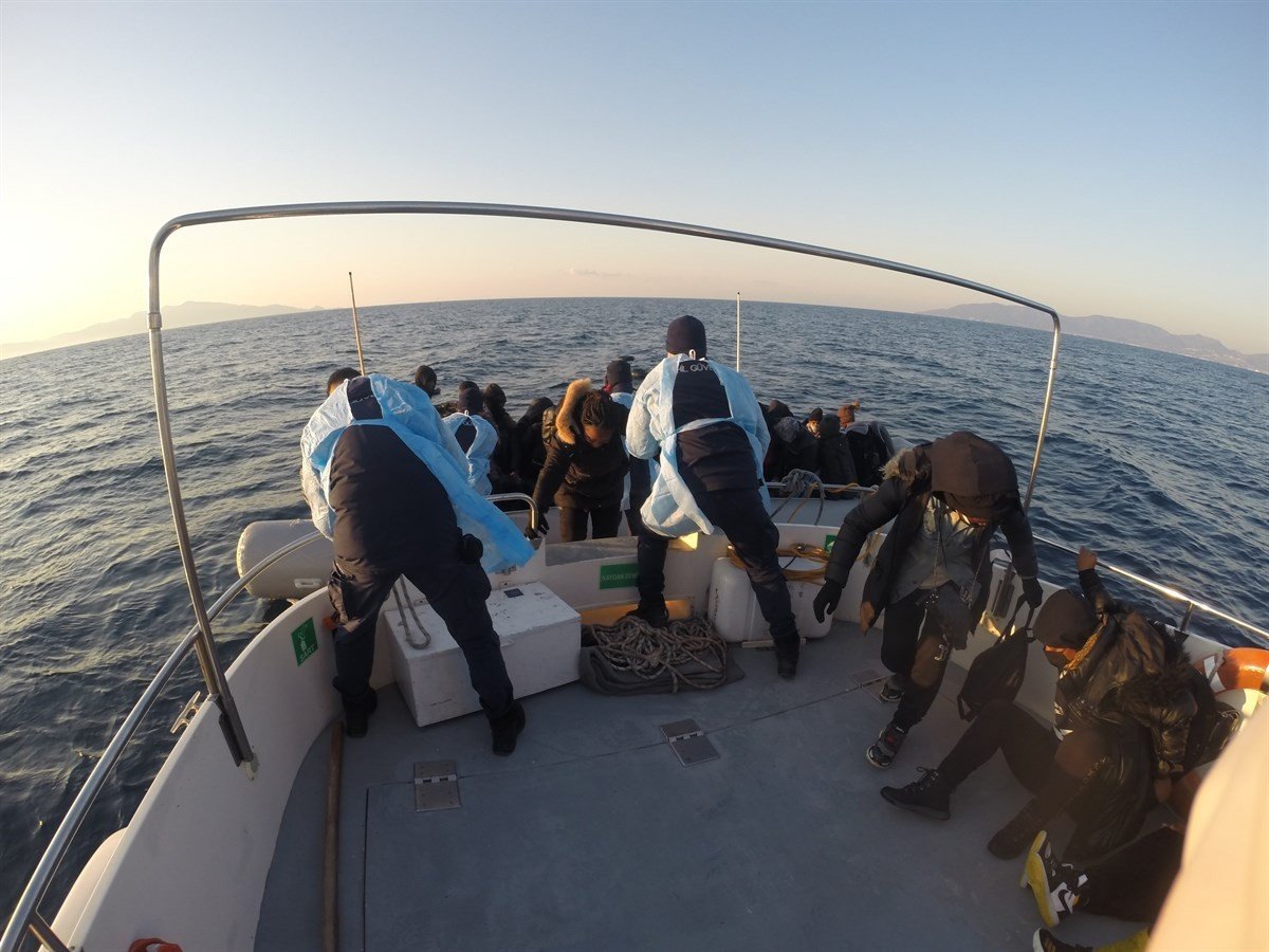 İ̇zmir Açıklarında 76 Düzensiz Göçmen Kurtarıldı