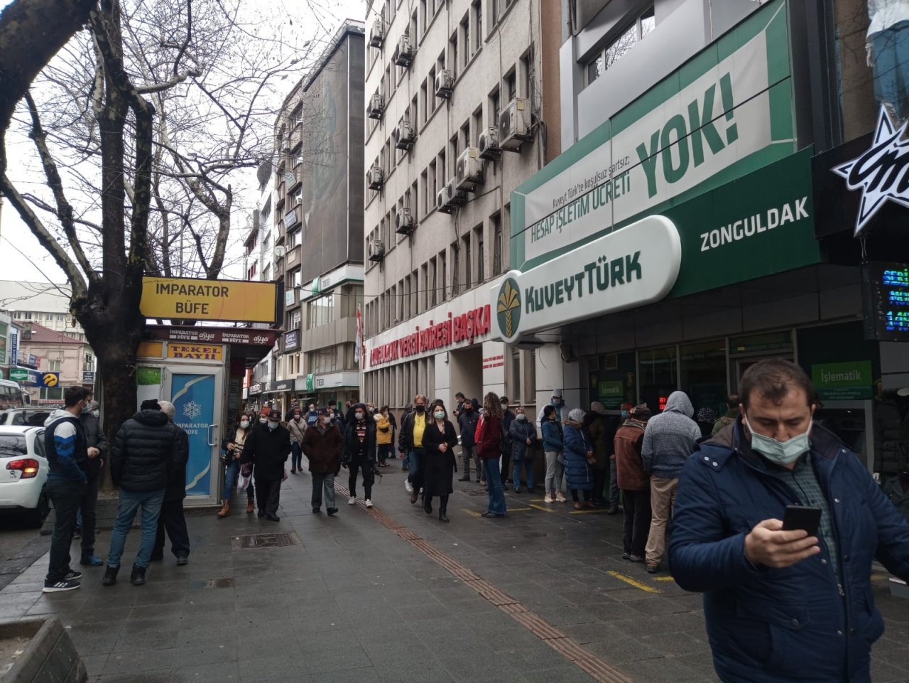 Zonguldak’ta Risk Haritası Kızardı, Vatandaşlar Caddelere Akın Etti