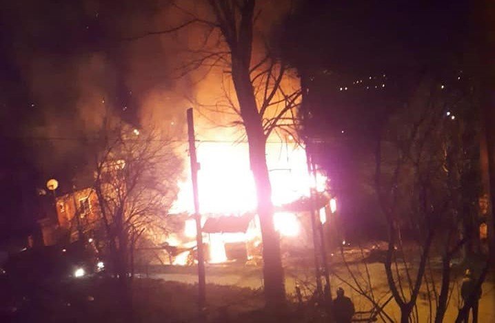 Engelli Çocuğu Olan Yaşlı Çift, Yangın Sonrası Evsiz Kaldı