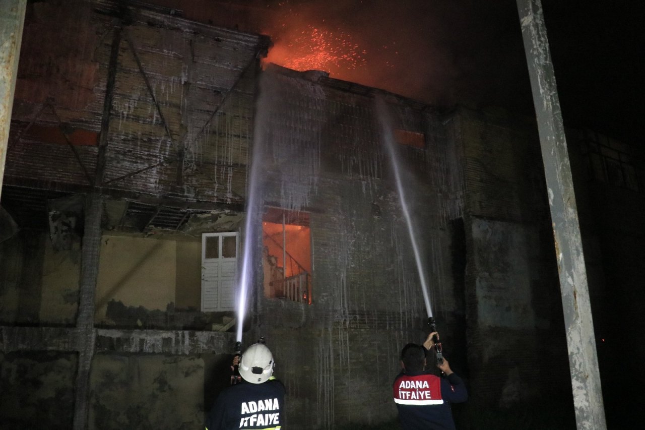 Tarihi Evlerin Yanındaki Ahşap Binada Çıkan Yangın Korkuttu