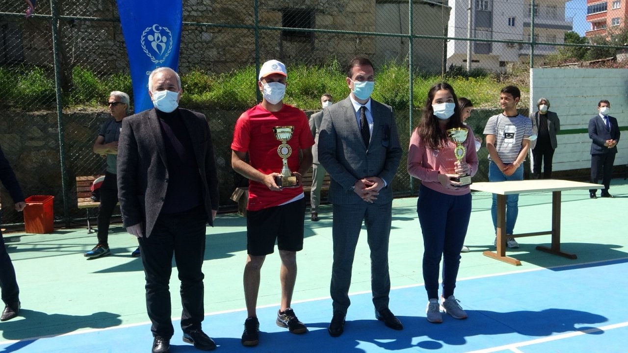 Kozan’da Tenis Turnuvasında Kupalar Sahiplerini Buldu