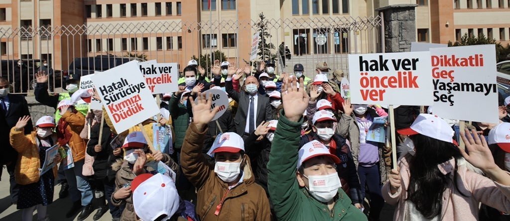 Ağrı’da “yayalar Kırmızı Çizgimiz” Sloganıyla Kırmızı Çizgi Çekildi