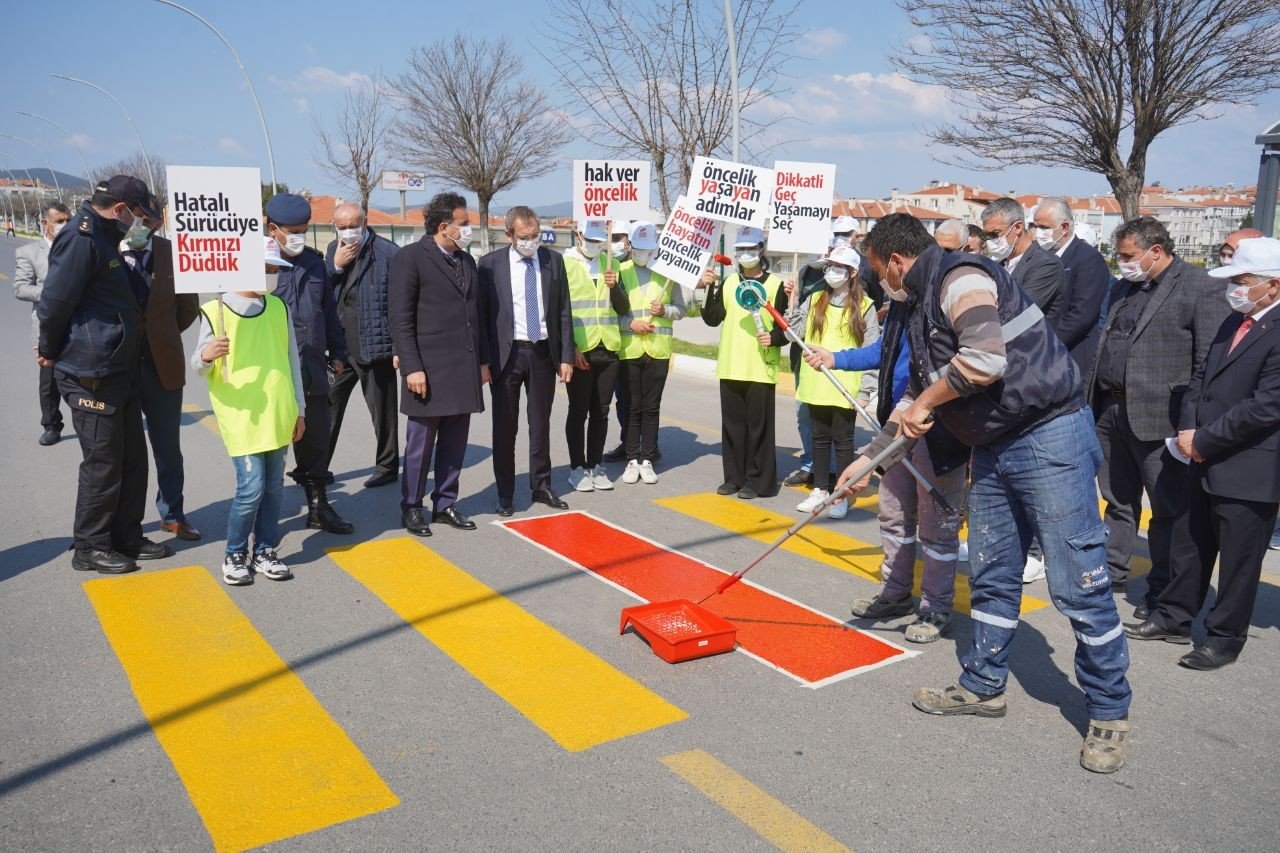 Ayvalık’ta Yaya Şeritlerine Kırmızıçizgi