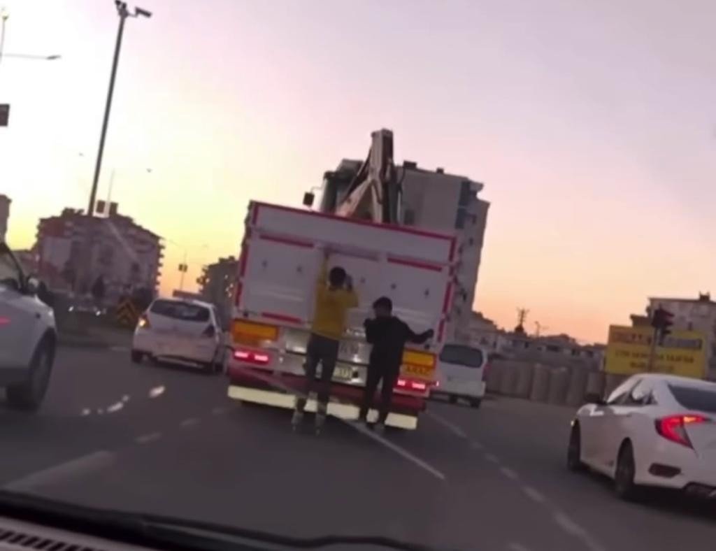 Batman’da Patenli Gençlerin Kamyon Arkasında Tehlikeli Yolculuğu Kamerada