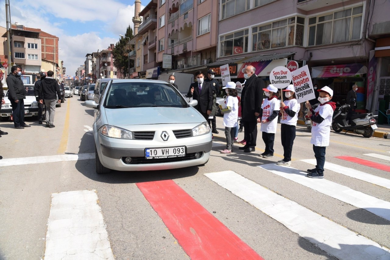 Dursunbey’de Yaya Geçitlerine ’kırmızı Çizgi’ Uygulaması