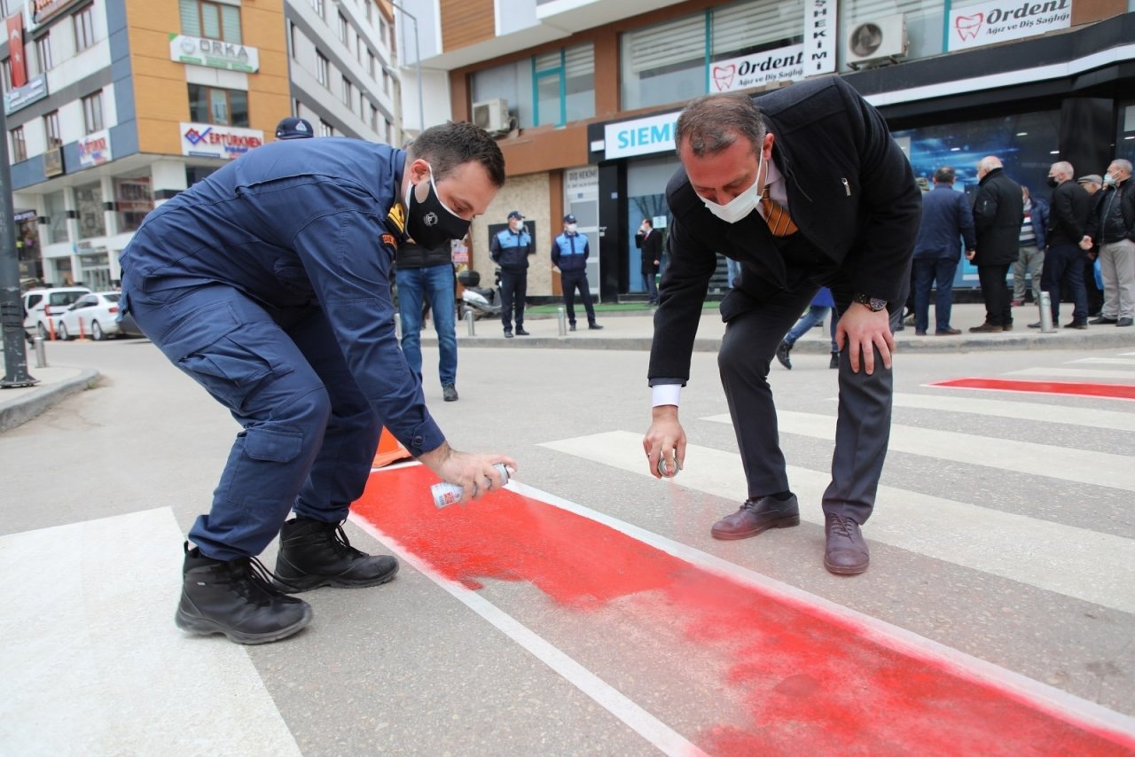 Fatsa’da Trafikte Yaya Önceliği İçin ‘kırmızı Şerit’ Çekildi