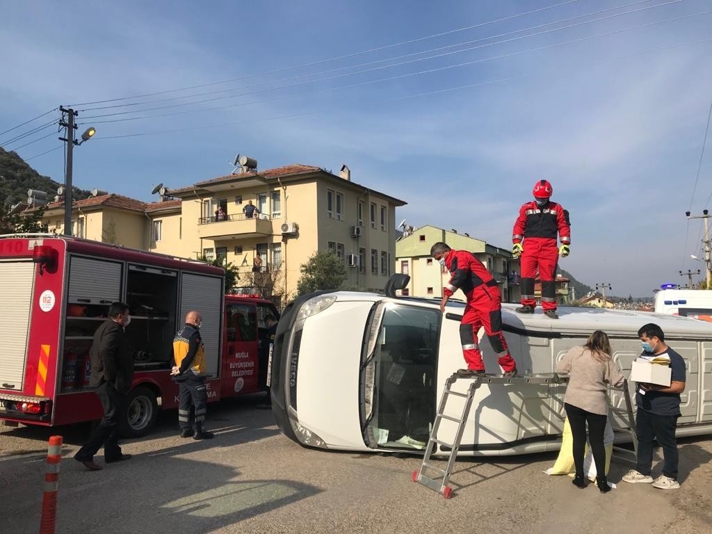 Fethiye’de Otomobille Minibüs Çarpıştı: 2 Yaralı