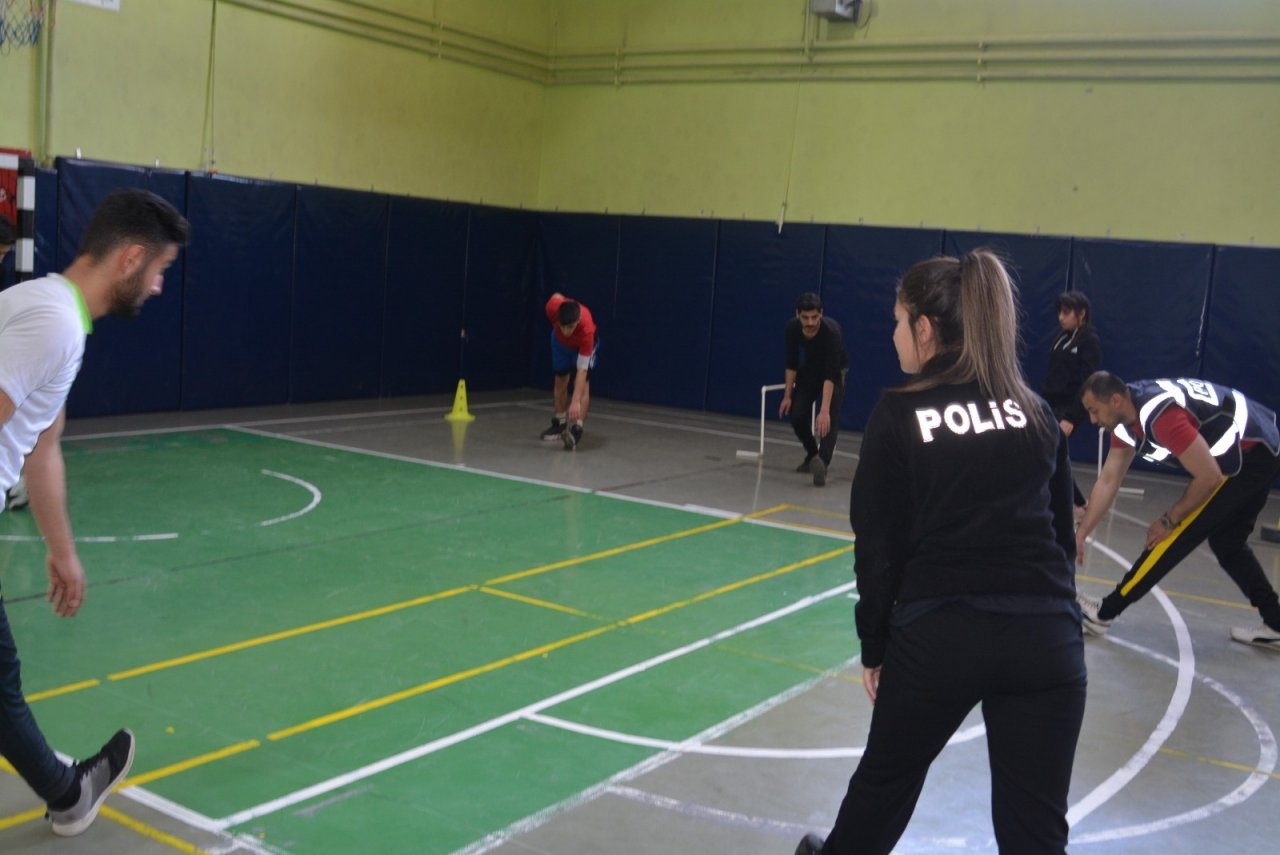 Hakkarili Gençler Polis Olmak İçin Ter Döküyor