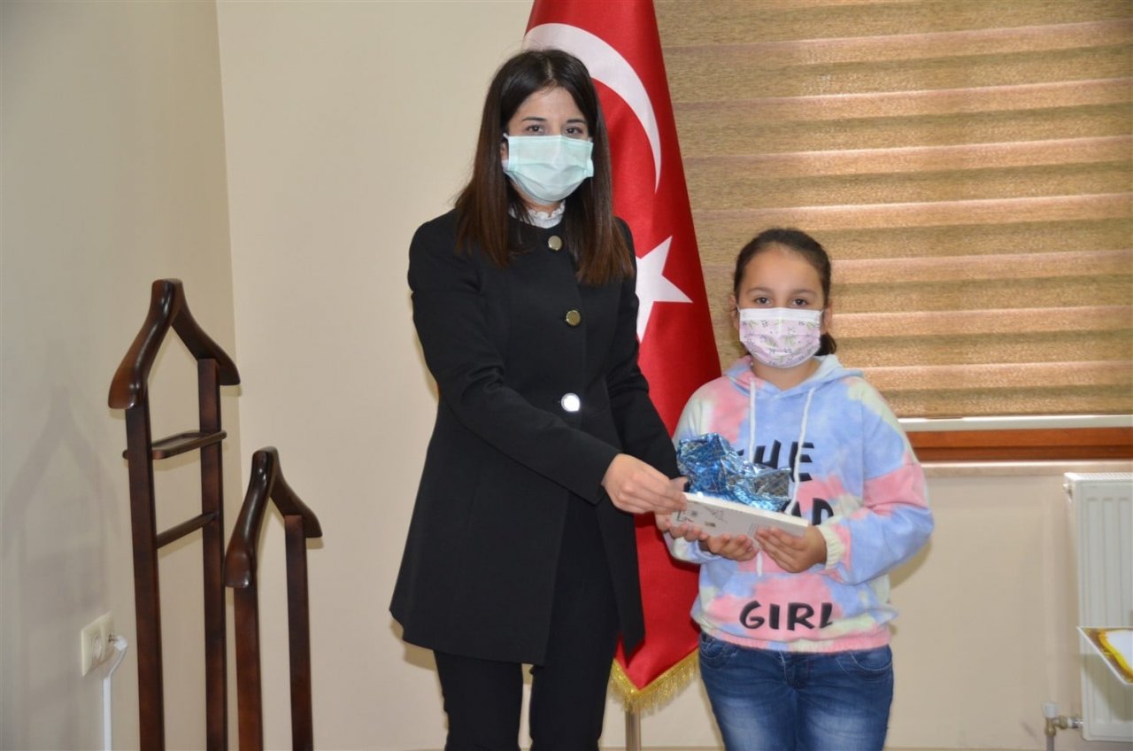 Hediyeleri Kaymakam Ablalarından