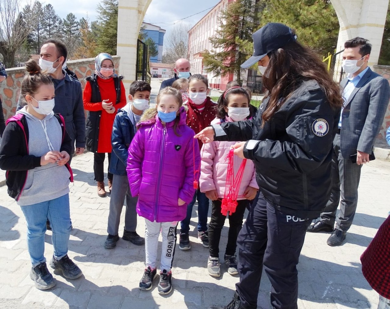 Hisarcık’ta Minik Öğrencilere Kırmızı Düdük