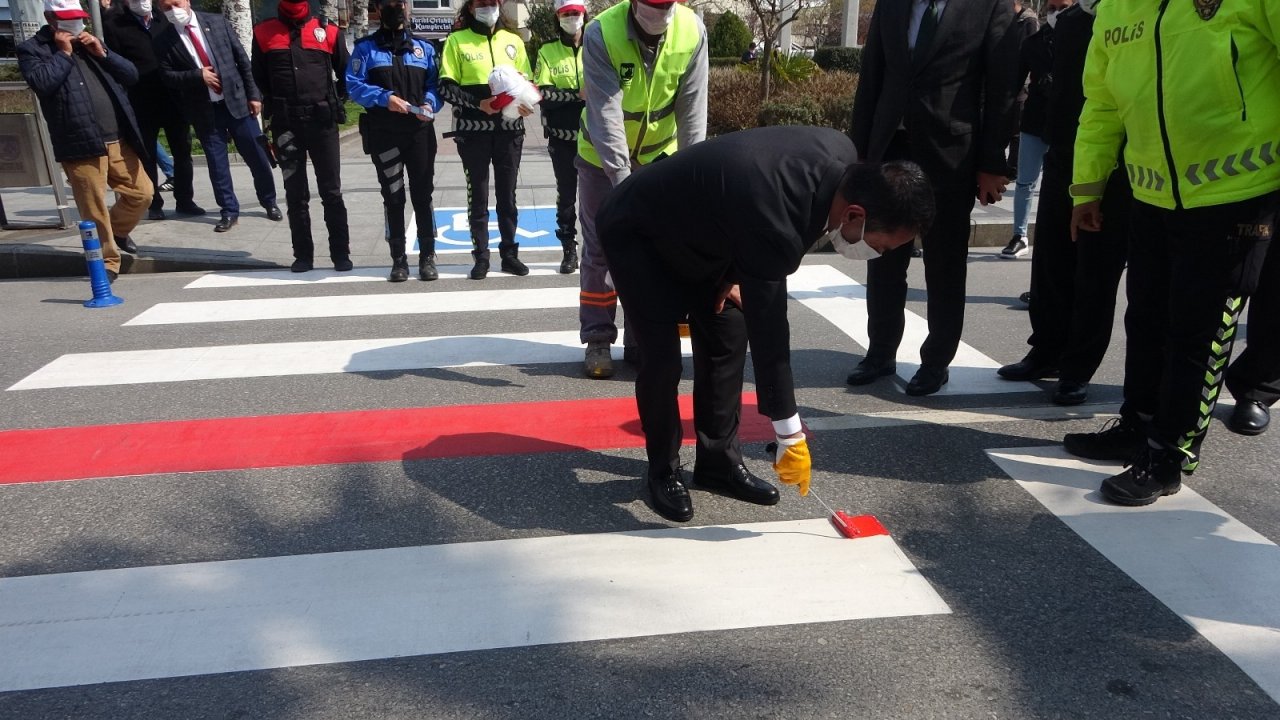 Çanakkale’de Yaya Geçitlerine ‘kırmızı Çizgi’ Uygulaması