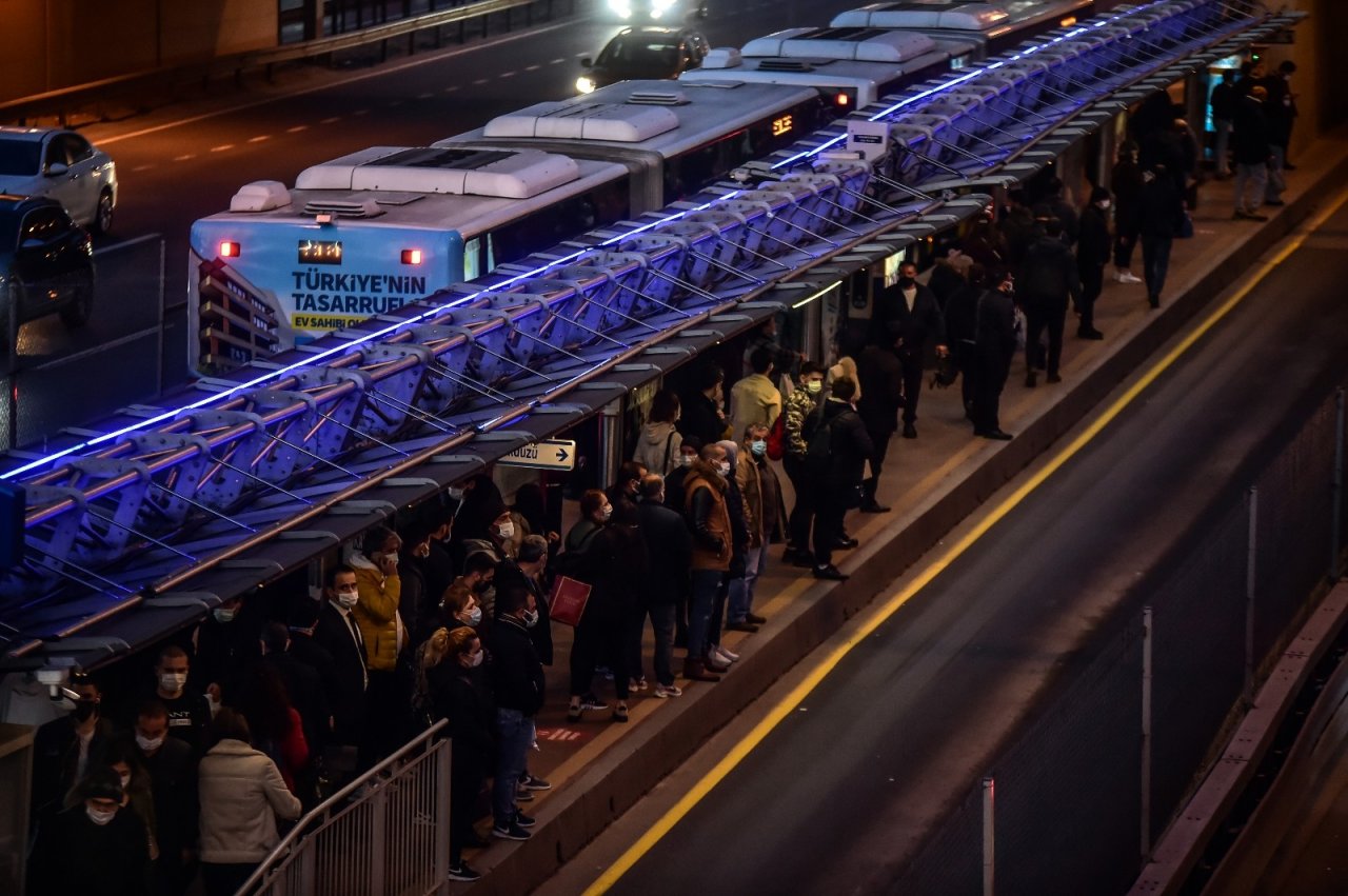 İ̇stanbul’da Toplu Taşımada Pes Dedirten Yoğunluk
