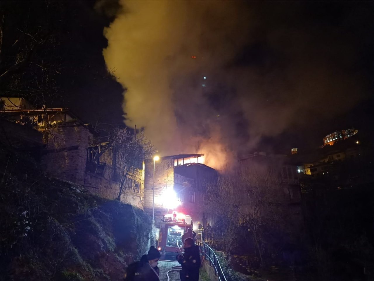 Safranbolu’da İki Katlı Ahşap Evde Çıkan Yangın Tarihi Evlere Sıçramadan Söndürüldü