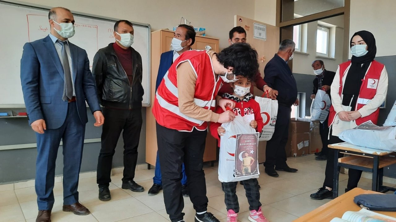 Kızılay’dan Öğrencilere Kıyafet Yardımı
