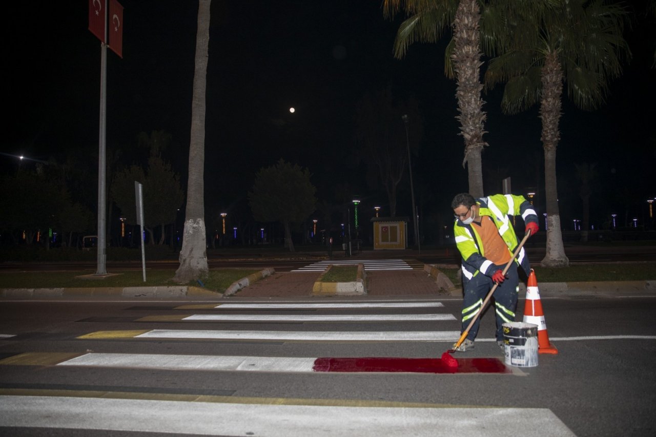 Mersin’de Kırmızı Çizgili Yaya Geçitleri Dönemi Başladı