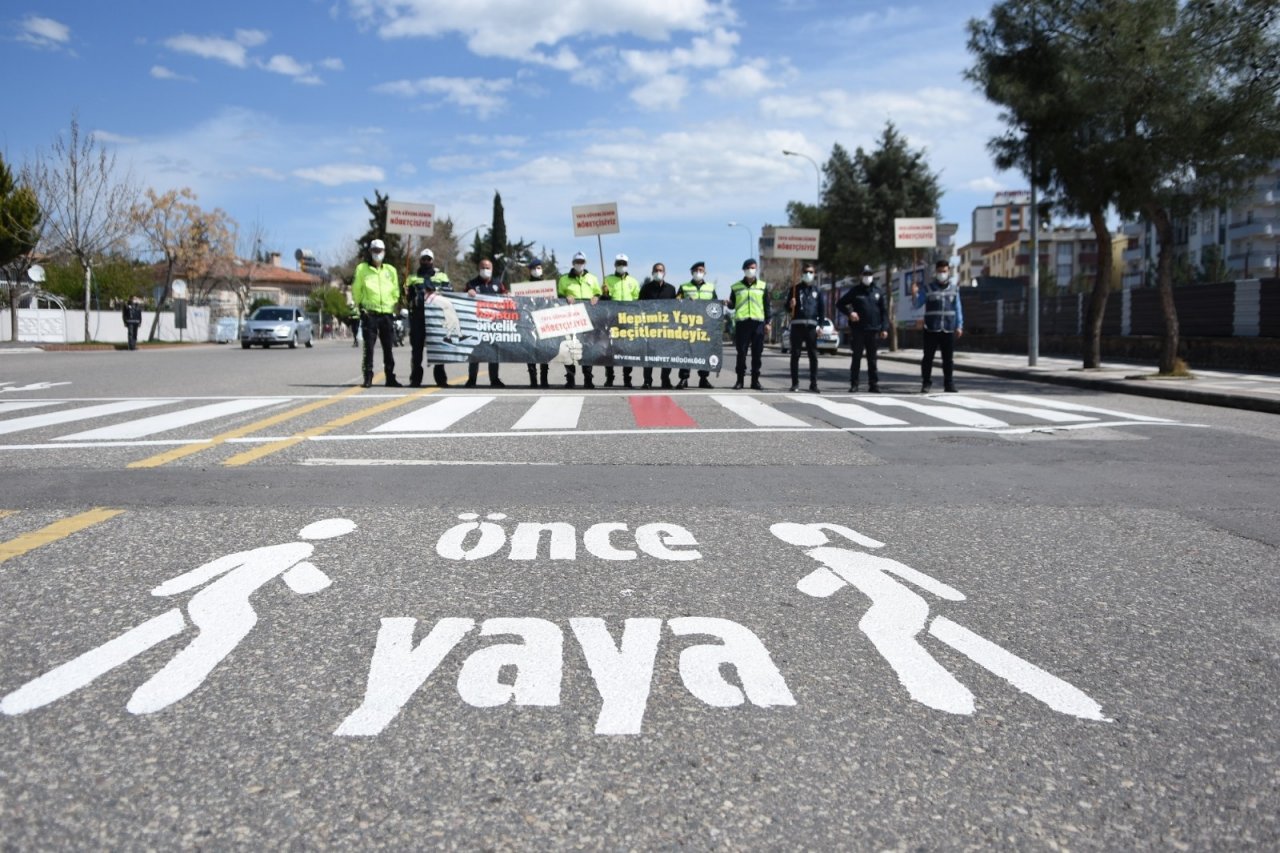 Siverek’te, Yaya Geçitlerinde Öğrencilerle ’kırmızı Çizgi’ Etkinliği