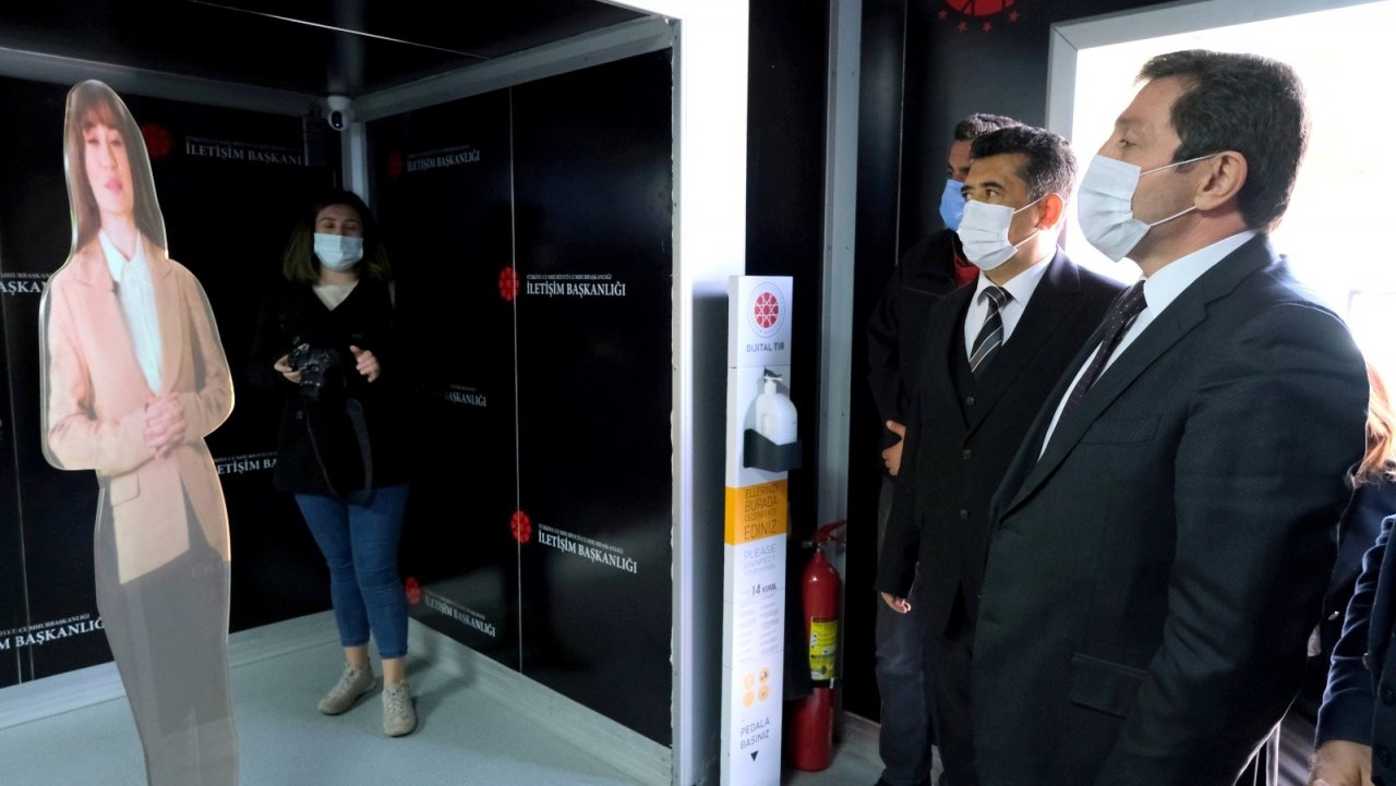 Vali Tavlı, Cumhurbaşkanlığı İ̇letişim Başkanlığı Dijital Tırı’nda Yetkililerden Bilgi Aldı