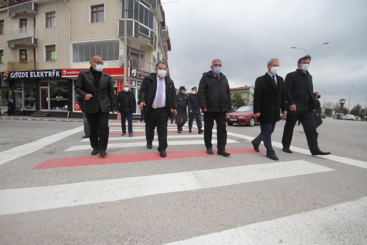 Beyşehir’de Yaya Geçitleri Kırmızıya Boyadı