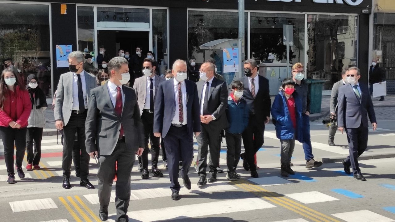 Vali Atik Yaya Önceliğinin Farkındalığı İçin Miniklerle Yaya Geçidinden Karşıya Geçti