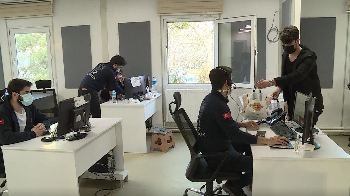 Sağlık Çalışanlarına Ve Emniyet Güçlerine En “tatlı” Destek