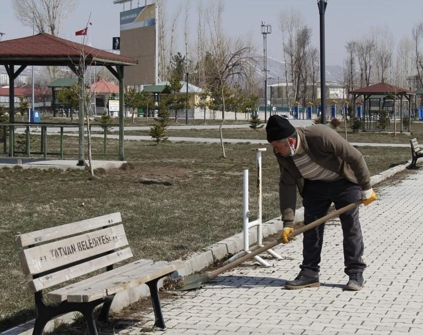 Tatvan’daki Park Ve Bahçelerde Bahar Temizliği