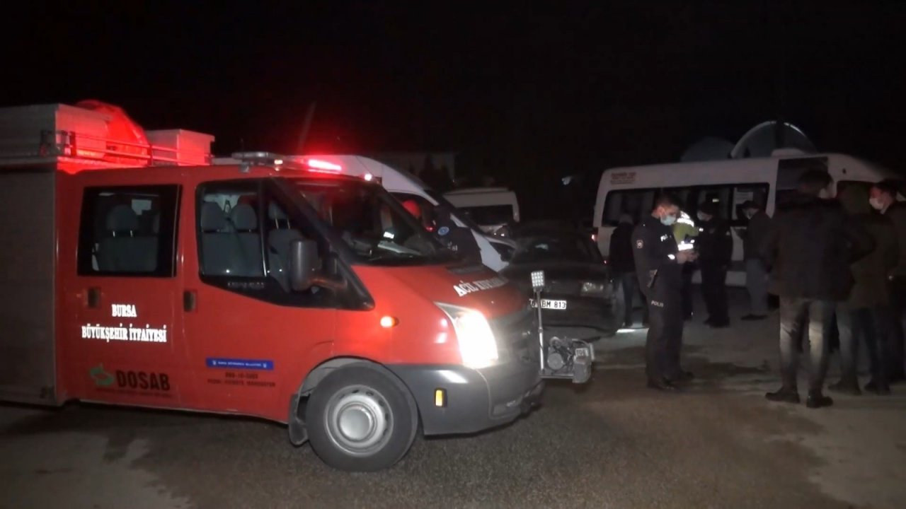 Servis Minibüsü İle Otomobil Çarpıştı: 3 Yaralı