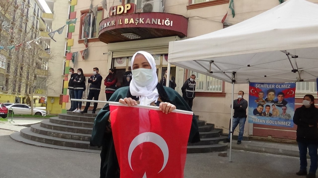 Hdp Önündeki Evlat Nöbeti, Tüm Olumsuzluklara Rağmen Sürüyor