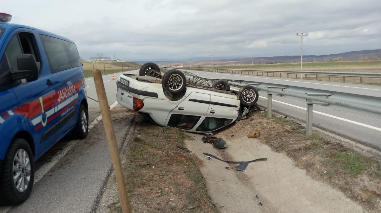 Bariyerlere Çarpan Otomobil Refüje Devrildi: 1 Yaralı