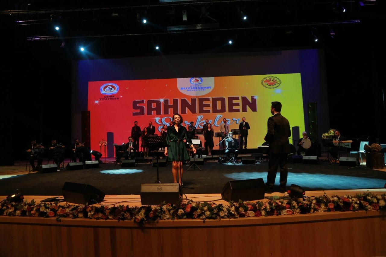 Tiyatroculardan "sahneden Şarkılar"