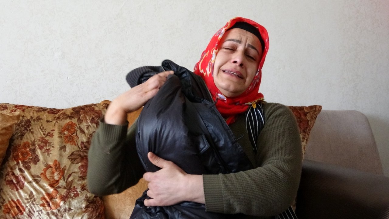 Evladı Pkk Tarafından Kaçırılan Anne Kızının Montuna Sarılarak Uyuyor