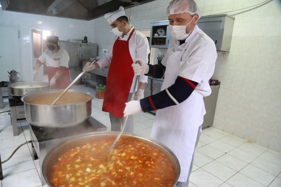 İ̇lkadım’dan Her Gün 300 Aileye Sıcak Yemek Desteği