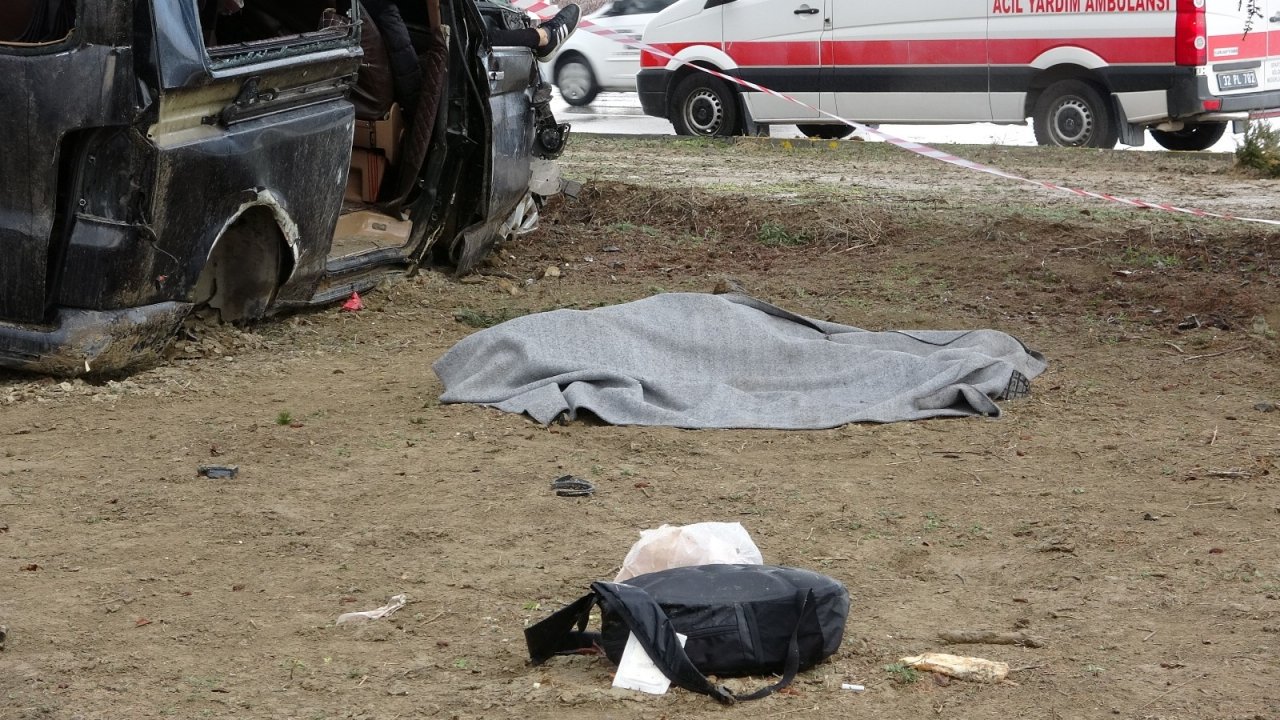 Isparta’da Minibüs İle Hafif Ticari Araç Çarpıştı: 3 Ölü, 8 Yaralı