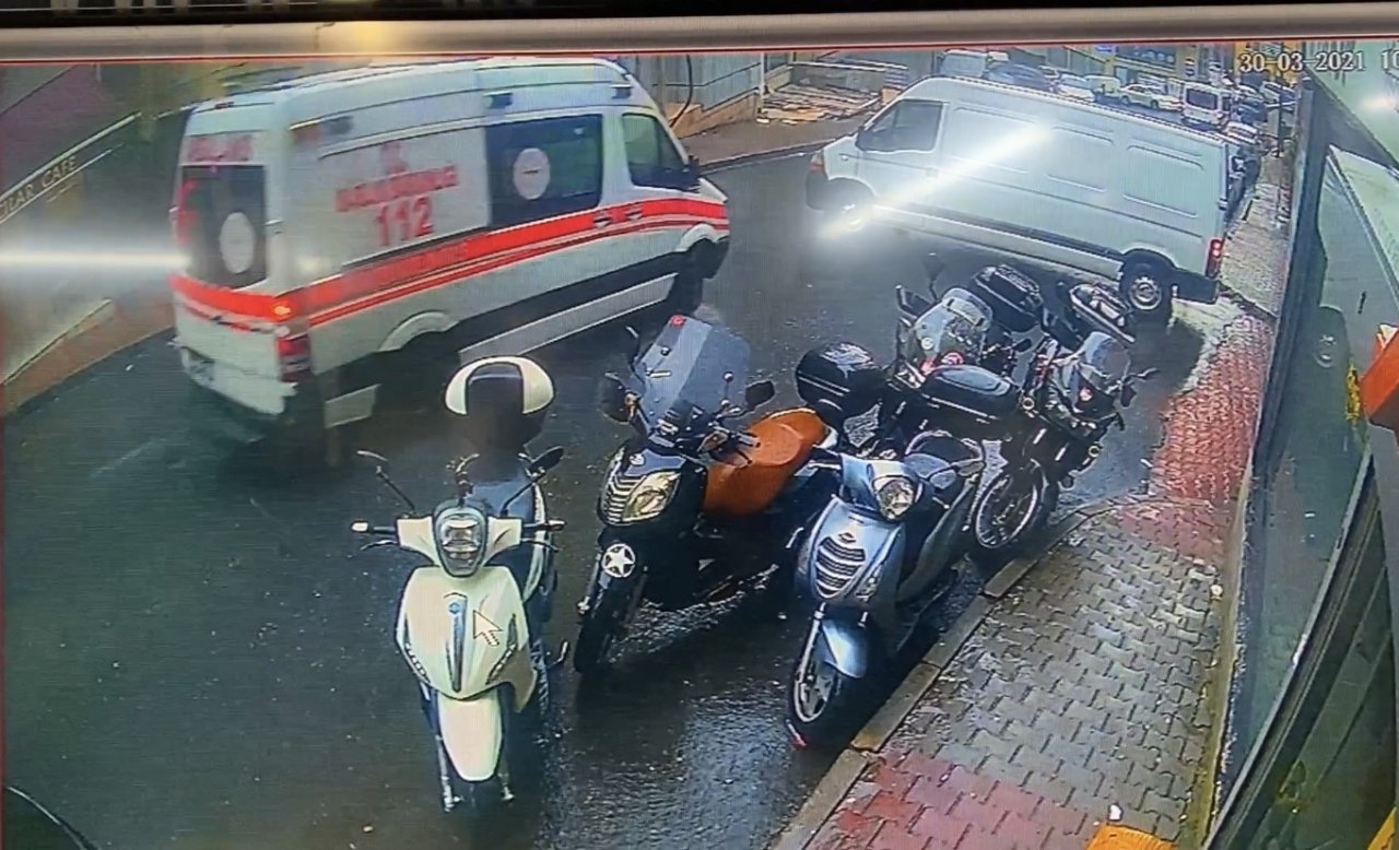İ̇stanbul’da Ambulans İle Minibüsün Çarpıştığı Kaza Kamerada