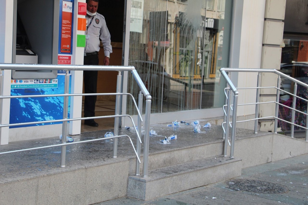 Kredi Borcunu Ödeyemediği Banka Şubesini Ayran Ve Yumurtaya Boyadı