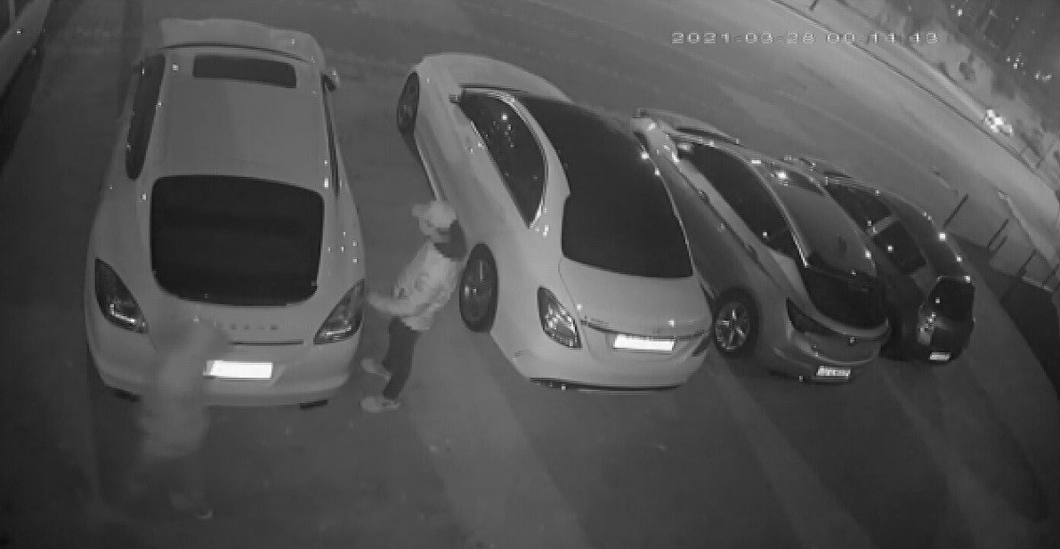 25 Saniyede Lüks Otomobilin 50 Bin Liralık Farlarını Çaldılar