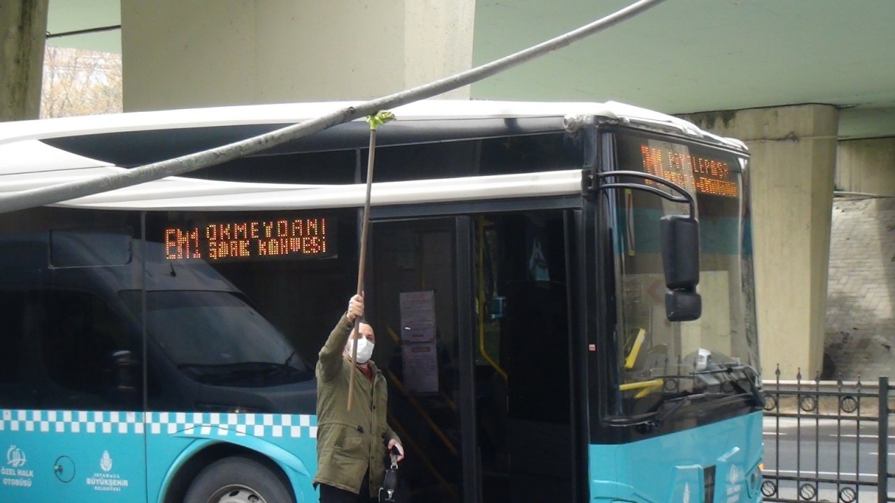 Şişli’de Yola Düşen Elektrik Kablosuna Kepçeli, Otobüse Fırçalı Çözüm Kamerada
