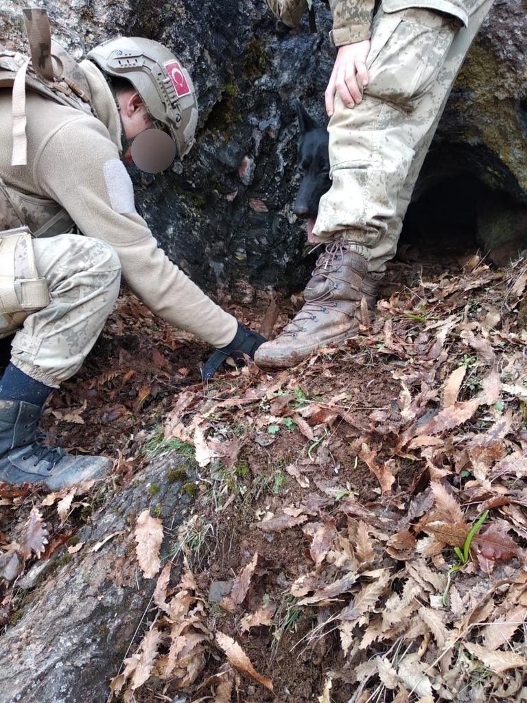 Tunceli’de Teröristlerin Kullandığı 2 Mağara İmha Edildi