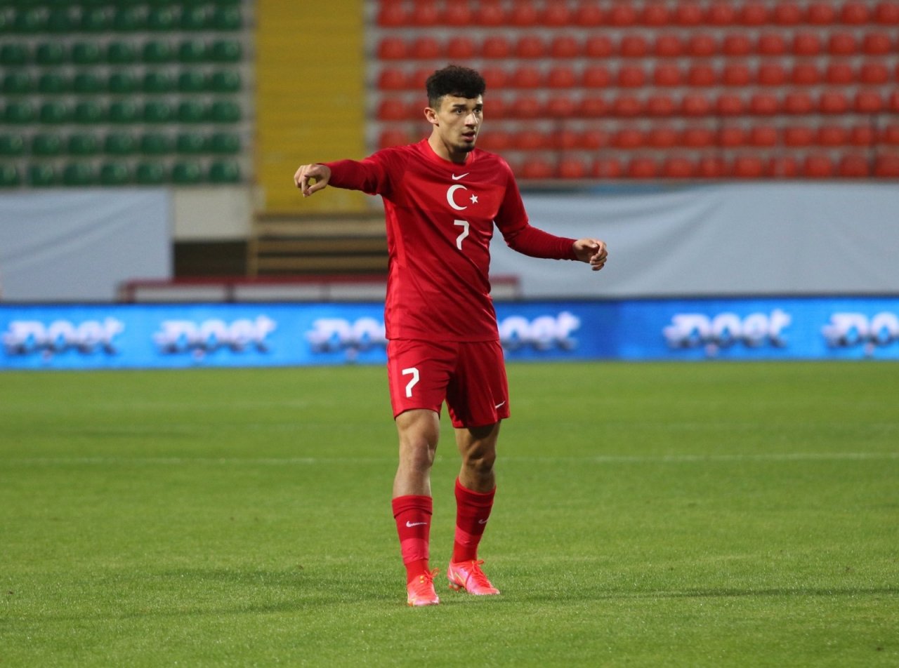 Antalyaspor’un Genç Yıldızı Gökdeniz Bayrakdar 6 Hafta Yok